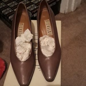 Classic pumps great for work all like new